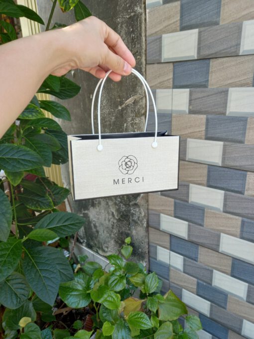 Túi giấy được sản xuất từ nguyên liệu cao cấp nhập khẩu, tạo nên sự sang trong cho sản phẩm